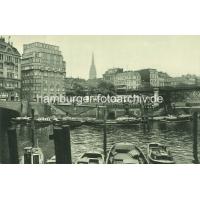 X076398 Altes Foto - Barkassen im Binnenhafen, lks. die Einfahrt zum Alsterfleet. | Binnenhafen - historisches Hafenbecken in der Hamburger Altstadt.